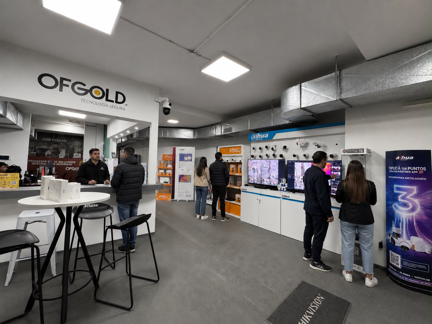 Clientes probando tecnologías en el showroom OFGOLD